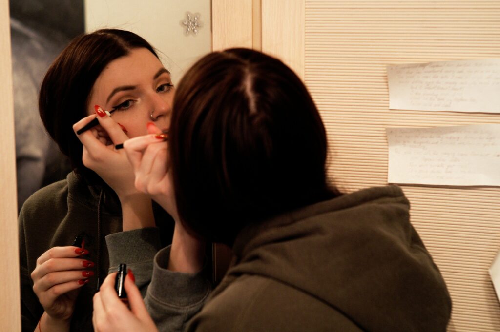 women applying eyeliner