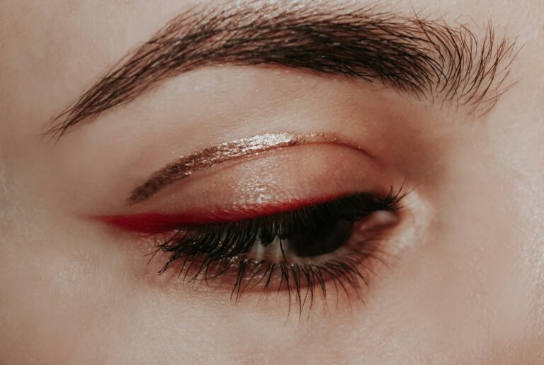 eye makeup using eyeliner
