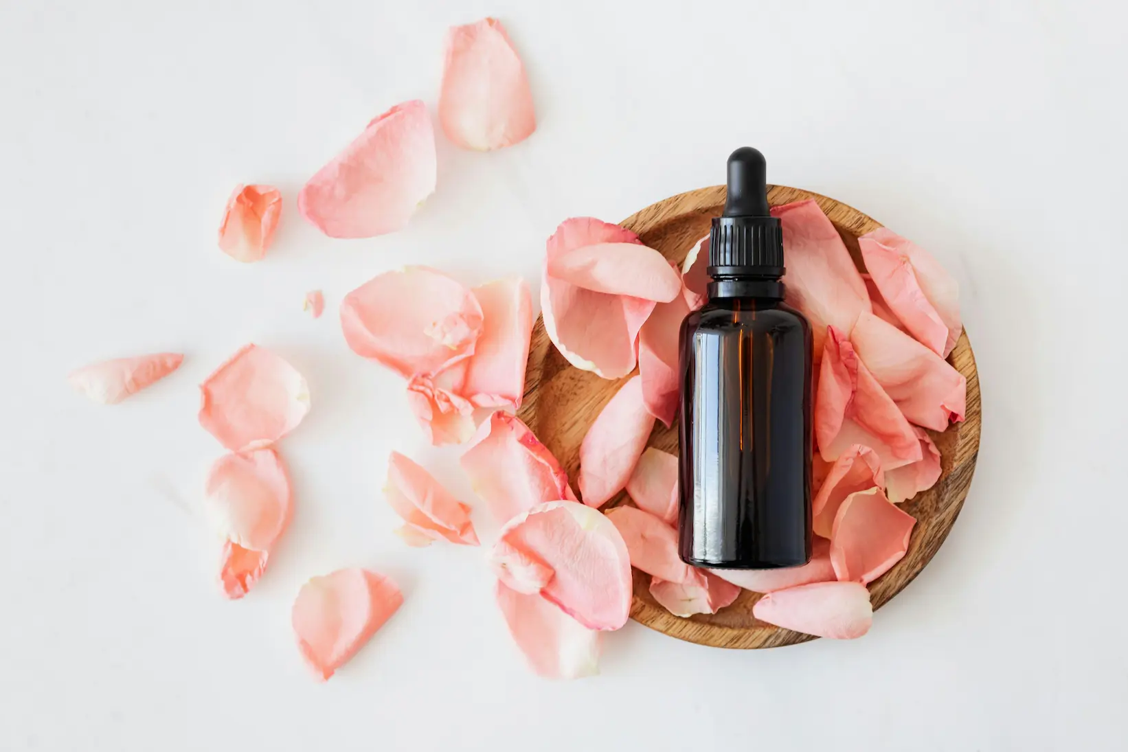 organic face oils dropper with greenery